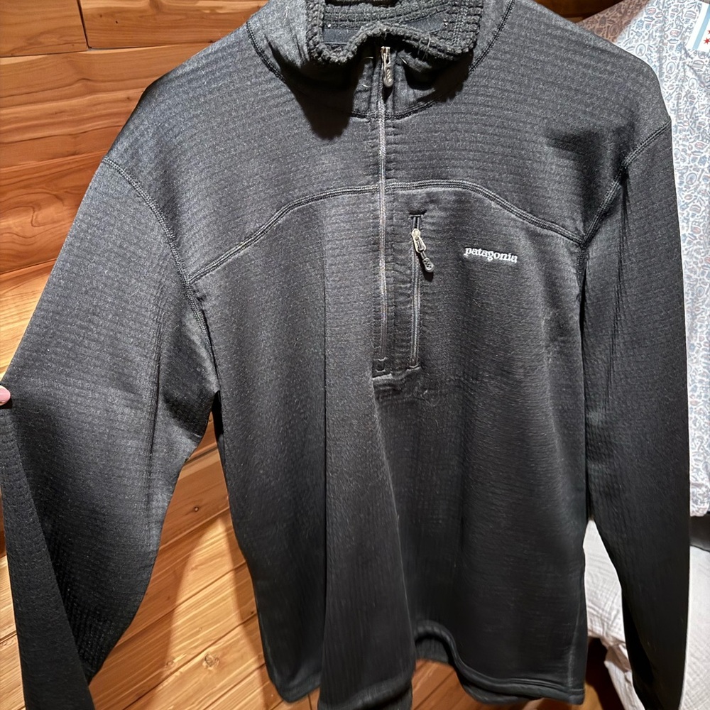 Patagonia Men’s 1/4 zip excellent condition sweater - Size L - Black